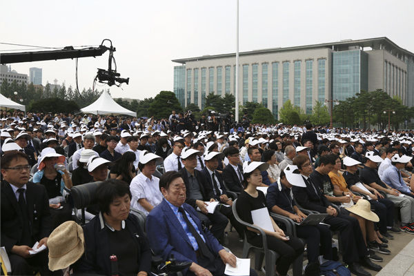 영결식장에 참여한 시민들