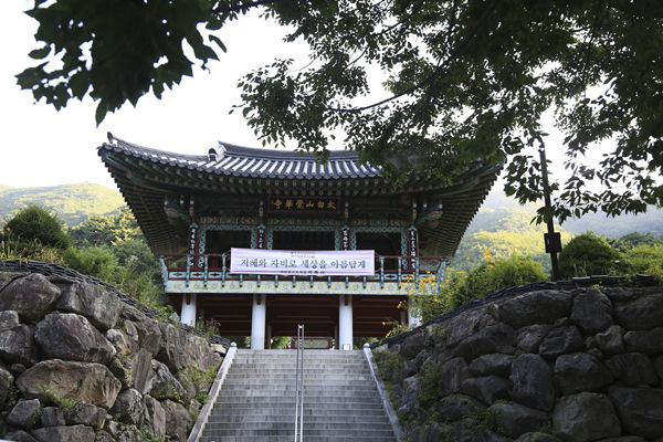 각화사 사물각, 아래는 통행로, 2층은 사물각