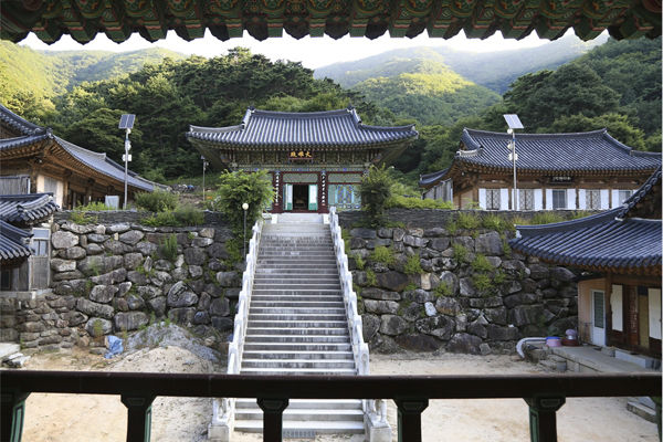 사물각에서 본 각화사 대웅전과 전각들
