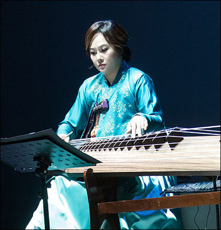 거문고 연주를 하는 이선희 명인