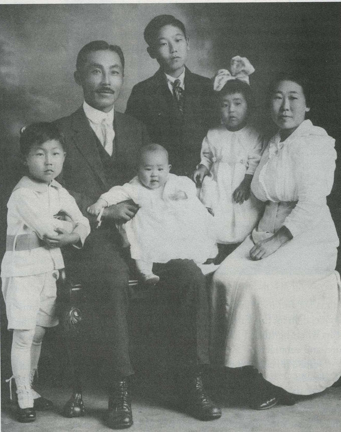 도산 안창호 선생, 아내 이혜련 지사와 4자녀, 막내아들 안필영(미국이름은 랄프 안)은 유복자로 태어나 이 사진에는 없다.