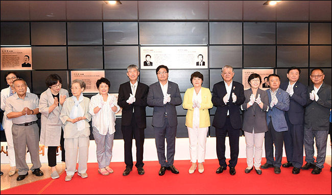 왼쪽부터 김중수(김향화의 후손), 이선영(이종학의 녀), 윤정의 (이종학의 처), 이종례(안점순의 질녀), 임병우(임면수의 손), 염태영 수원시장, 조명자 수원시 시의장, 최신원(최종건의 자)가 도의원과 함께 명예의 전당 앞에서 기념 촬영을 하고 있다.