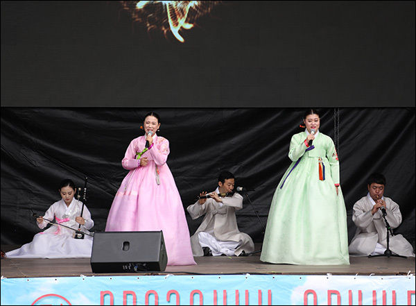 국립국악원 민속악단의 반주와 함께 유지숙, 김민경 명창의 ‘서도소리’