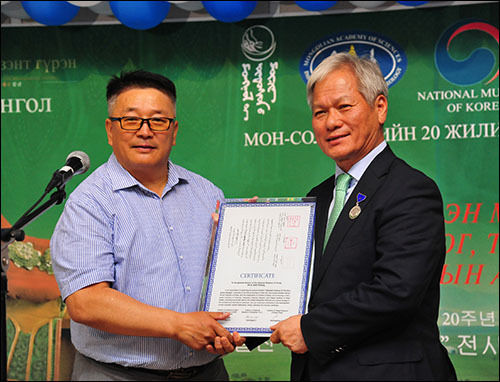 몽골 측 감사패 전달 - 세르겔렝 몽골 문화예술국장(왼쪽), 배기동 국립중앙박물관장(오른쪽)