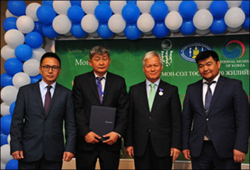 한국 측 기증서 전달 - 멘드사이항 복드 한 궁전박물관장, 수흐바타르 몽골국립박물관장, 배기동 국립중앙박물관장, 촐론 몽골 과학아카데미 역사학고고학연구소장(왼쪽부터)