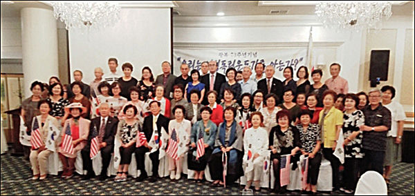 여성독립운동가 강연을 마치고 참석자들과 함께 기념사진, 앞줄 왼쪽에서 7번째가 기자이고, 바로 옆이 대한인국민회 배국희 이사장