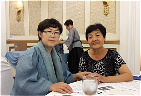 LA가든스윗호텔로 여성독립운동가 노순경 지사 조카 노영덕 씨가 독립운동자료를 가지고 와서 기자에게 설명하는 모습