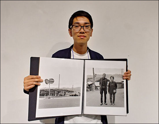 기무라 타다시(일본 도쿄조형대학 학생) 군은 많은 사진을 두터운 앨범 속에 담아 왔다