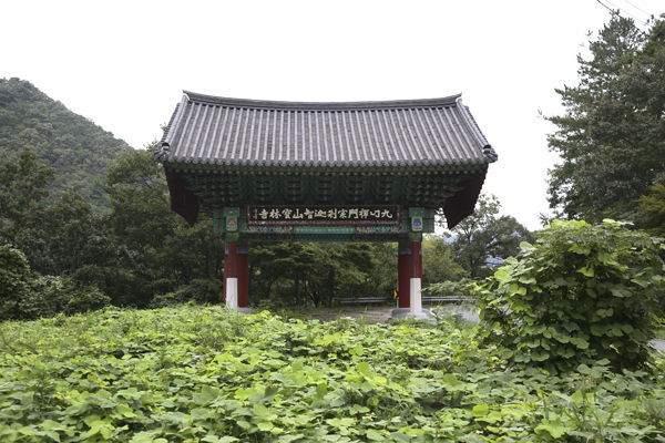 절 입구에서 한참 떨어진 곳에 세워진 일주문
