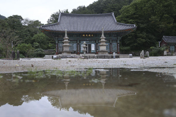 대적광전과 삼층석탑이 물레 비치고 있다.