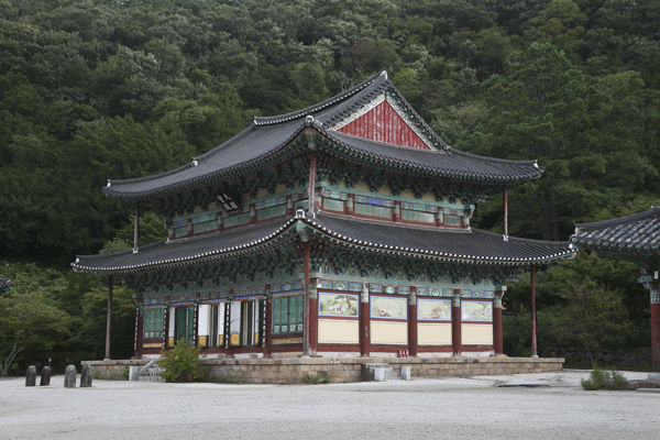 대웅보전을 대각선 방향에서 본 모습