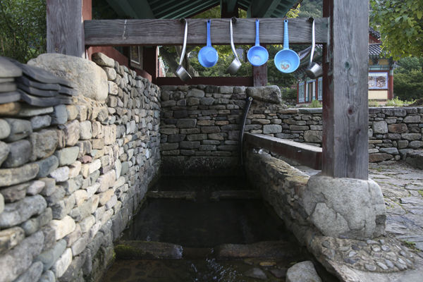 보림사 경내 마당에 솟아나는 감로수, 맛도 좋고 수량도 풍부하였다.
