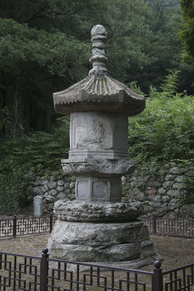 보조선사 사리탑. 팔각의 지대석 위에 사자와 구름무늬가 새겨진 하대석이 있고 그 위에는 중대석으로 팔각면에 안상이 새겨져 있으며, 그 위에는 상대석으로 팔면에 연꽃잎이 화려하게 피어있다. 상대석 위에는 팔면으로된 탑신에 사천왕과 신장과 문모양이 새겨진 면이 있으며, 탑신의 위에는 팔면의 기와지붕돌이 얹혀싰다.