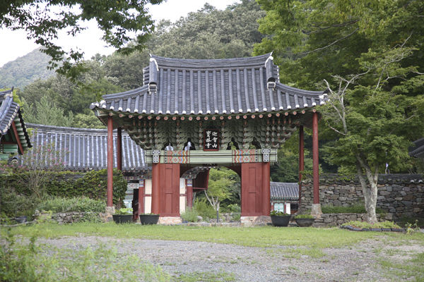 보림사 옛 일주문, 작지만 매우 화려하다. 팔작지붕에 사래 아래에는 활주가 세워져 있다. 활주는 지붕의 무게를 이기지 못할 것 같아서 세운 보조기둥으로 실제로는 이 기둥 때문에 무척 투박해 보인다.