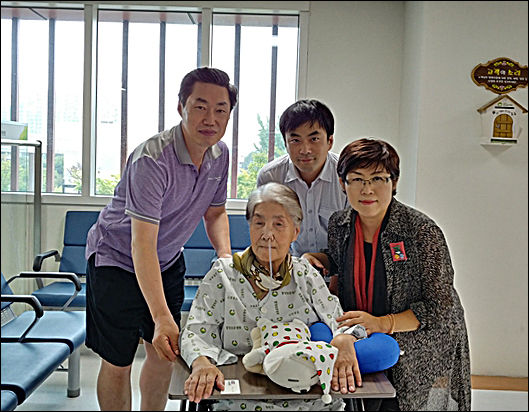 병원 창문 넘어 뜰에는 푸르던 나무들이 가을을 알리는 듯 어느새 노르스름하다. 6달째 병원생활 중인 오희옥 지사 모습. 뒷줄 첫번째가 김흥태 아드님, 함께 병문안을 간 한국문화정보원의 김완식 주임 그리고 기자 모습