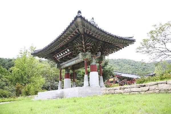 신축한 무위사 일주문