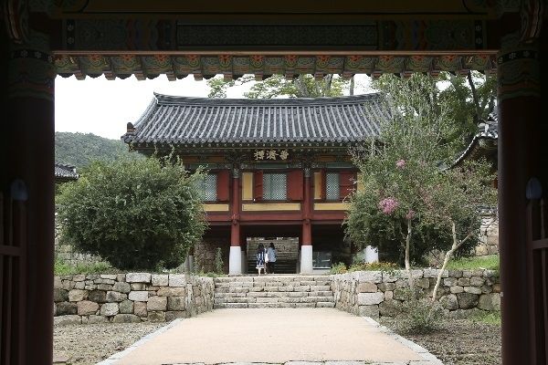 일주문을 지나 사천왕문에서 본 안양루