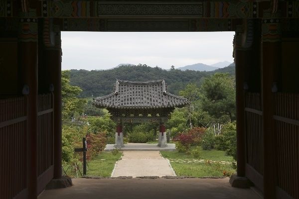 사천왕문에서 본 일주문