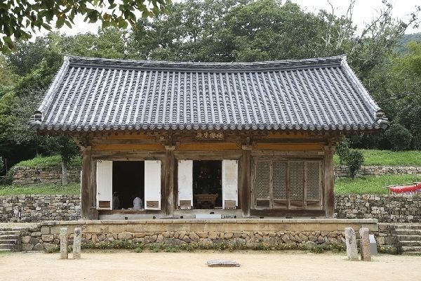 무위사 주불전인 극락전, 조선초기 건축으로 귀한 자료이며, 현재 국보로 지정됨(국보 제13호)