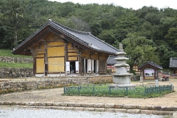 무위사 극락전과 삼층석탑