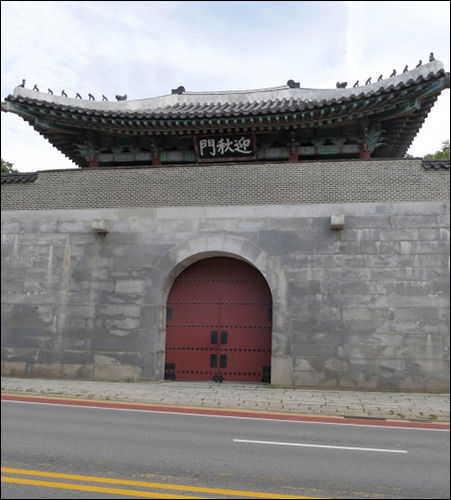 굳게 닫혀있는 경복궁 서쪽문인 영추문