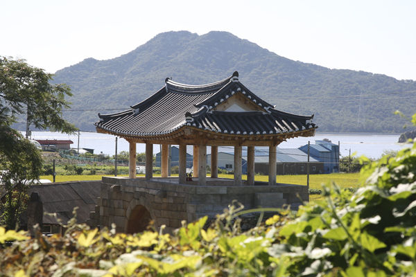 남문의 안쪽에서 본 남문루, 건너편 산은 강화도에 솟아있는 산이고, 흐르는 물은 임진강물과 서해가 만나서 생긴 혼합수이다.