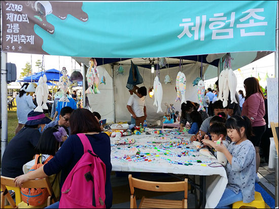 엄마아빠를 따라온 아이들도 덩달아 즐거운 체험공간