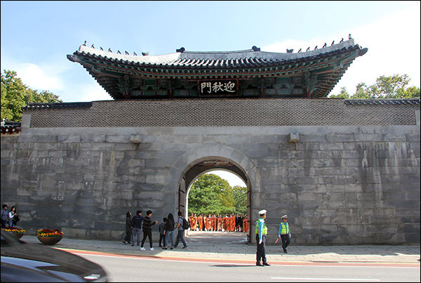 활짝 열린 영추문 모습