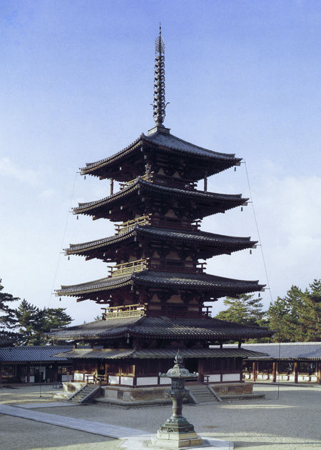일본 법륭사 오층목탑. 법륭사는 백제의 장인들이 파견하여 건립한 절로 일본서기에 기록되었다. 따라서 오층목탑도 백제에 있었던 목탑과 같은 양식으로 지어진 것으로 보인다. 현재의 목탑은 법륭사의 화재로 다시 지어진 것이다.