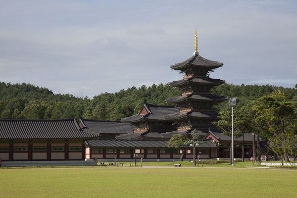 부여 백제문화재단지 내 능사, 백제시대 절처를 발굴하여 그곳의 가람배치에 따라 백제시대 양식의 건축을 복원하였다. 그 안에 지어진 건축물들은 일본 법륭사의 건축양식을 모사한 것이다.