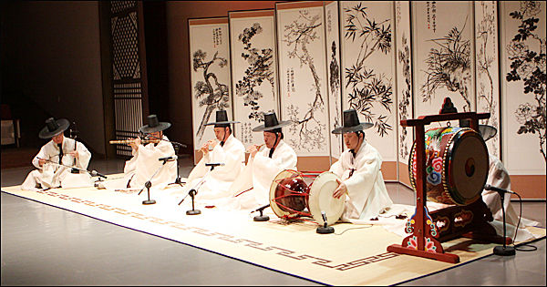 최경만 명인과 육잽이들의 삼현육각 공연 모습
