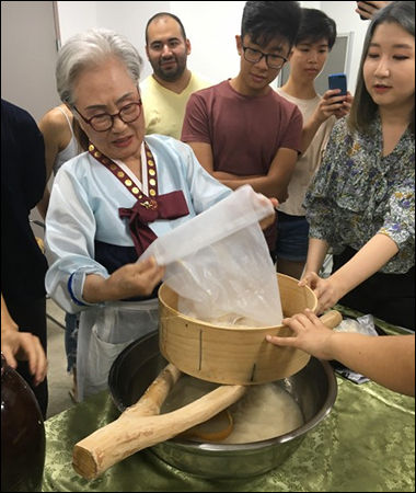전통주 만들기 체험을 하는 모습