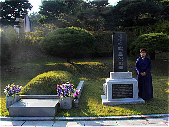 박은식 대통령은 국립서울현충원 <임시정부요인-1>에서 영면하고 계시며 1993년 8월 10일 상해에서 유해가 봉환되었다. 그러나 국가보훈처 기록에는 아직도 상해 정안사로(靜安寺路) 공동묘지에 묻혀 있다고 기록해 놓고 있다. 기자는 10월 13일 오후 4시무렵 무덤을 찾아 뫼절을 올렸다.
