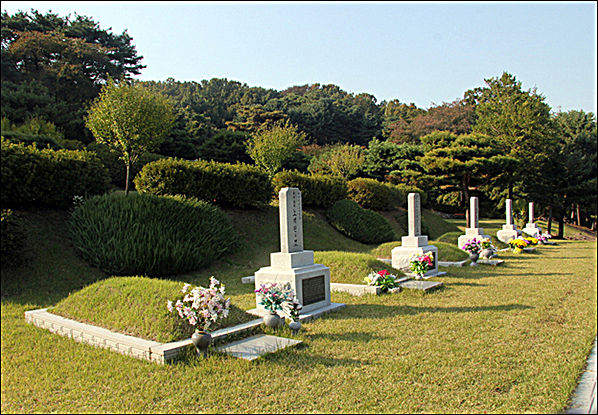 임정묘역에 잠들어 계시는 독립운동가 무덤. 앞쪽은 노백린 장군( 무덤에 새겨진 직함은 국무총리) 무덤이다.