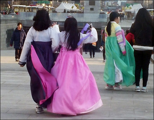 한복에 운동화를 신고 나들이를 하는 여성들, 청바지를 입고 갓을 쓴 꼴과 같지 않을까?