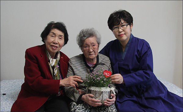 2017년 3월 31일, 작은 화분을 사들고 오희옥 지사와 함께 유순희 지사 집을 방문했을 때 사진. 왼쪽이 오희옥 지사인데 현재 투병중이다. 가운데가 유순희 지사, 옆은 기자. 유순희 지사 역시 건강이 안좋은 상태다.