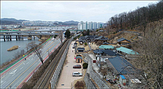 안동 임청각 현재 모습, 일제가 임청각 일부를 뜯어내고 놓았던 철도가 왼쪽에 보인다.