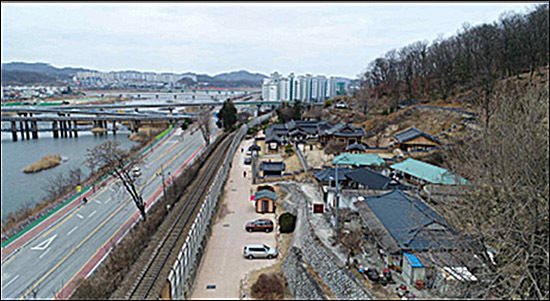 현재 임청각 모습. 왼쪽으로 일제가 놓은 철로가 지나간다.