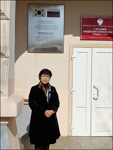 상해임시정부 보다 2년 앞선 노령임시정부가 있던 자리는 현재 초등학교가 들어서 일반인 출입이 금지되어 있다. 간신히 허가를 받아 당시 이 자리가 노령임시정부터라는 표지판 앞에선 기자