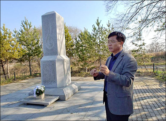 이곳을 안내한 한국농어촌공사 러시아극동영농지원센터 문용권 센터장은 해마다 여름이면 홍수로 유허비가 잠긴다며 이에 대한 대책의 시급성을 말했다