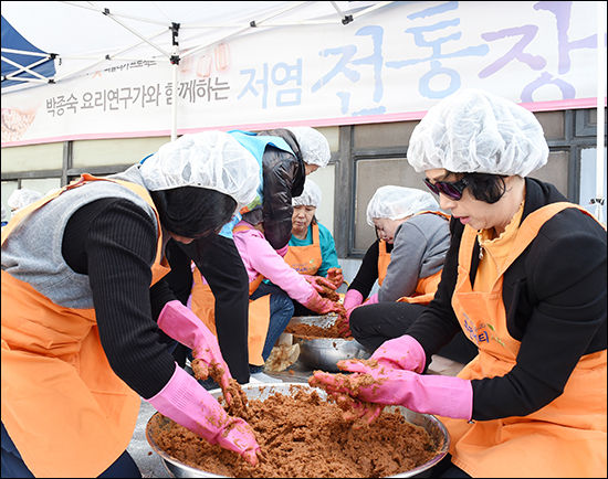 수원시청 옥상 장독에서 숙성된 저염 된장을 ‘전통 저염장 담그기 체험 교육’ 수강생들이 ‘장 새잡이’ 작업을 하고 있다.
