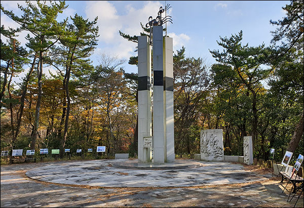 무오 법정사 항쟁운동 발상지 기념탑을 감싸고 있는 전시작품들