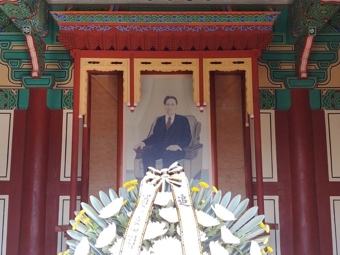 윤봉길 의사 사당인 충의사에 모셔진 영정