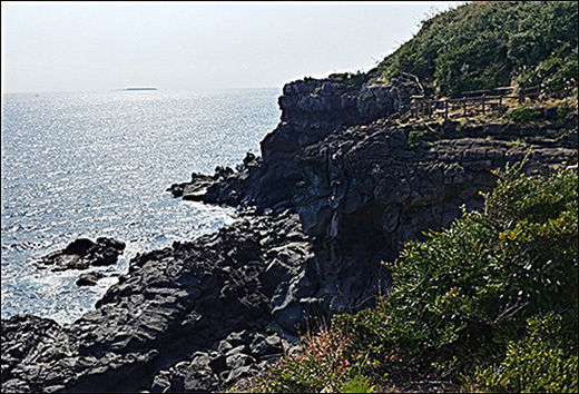 바닷가 절벽이 보이는 제주 남원읍의 ‘큰엉경승지’