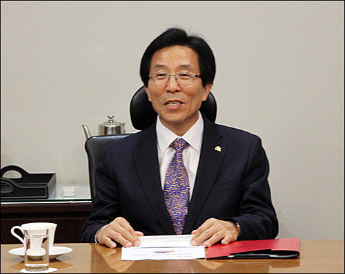 “디아스포라 아리랑, 제11회 문경새재아리랑제” 행사출연자 및 프로그램 확정에 따른 간담회에서 인사말을 하는 고윤환 문경시장