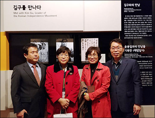 (사)매헌윤봉길월진회 인완진 부회장, 기자, 이선연 팀장, 이무희 예산군 행정복지국 주민복지과장. 이들은 윤봉길 의사가 상하이로 가기 전 고향에서 월진회를 만들어 애국 계몽활동과 농촌부흥, 민족정신 교육을 실천했던 일도 꼭 기억해달라고 전했다.