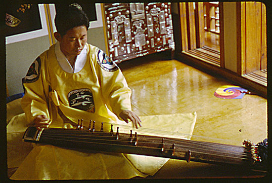 가야금을 연주하는 황병기(1966), 로버트 가피아스