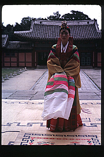 창적궁에서 춘앵전을 추는 황옥선(1966), 로버트 가피아스
