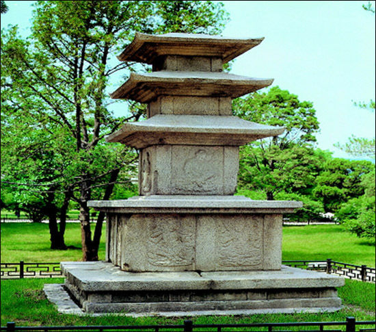 경복궁 전시 모습(1946~1994년)_산청 범학리 삼층석탑(국보 제105호)