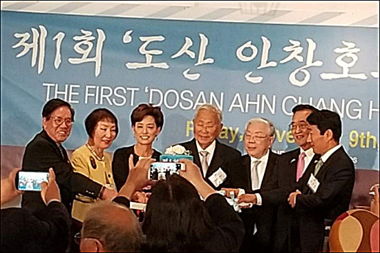 참석한 내빈들 / 윤병욱(LA흥사단 전 위원장), 배국희(대한인국민회 기념재단 이사장), 영 킴 미연방하원의원 당선자, 랄프 안(도산 선생의 막내아들), 홍명기(미주도산기념사업회 총회장), 최석호(캘리포니아주 하원의원, 도산 안창호의 날 제정 발의자), 김완중( LA총영사), 왼쪽부터